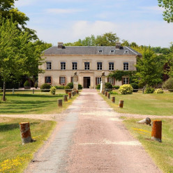 LES ACTIVITÉS DE LA MAISON DUPONT…